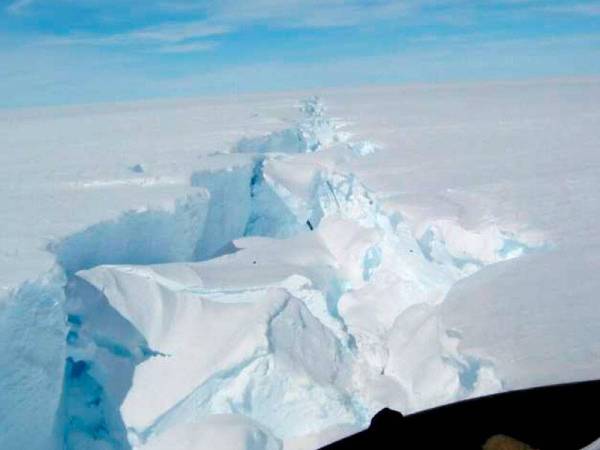 Lebih dari 1,550 kilometer persegi bongkah ais retak dan terpisah di Antartika sejak akhir-akhir ini.- Foto AFP