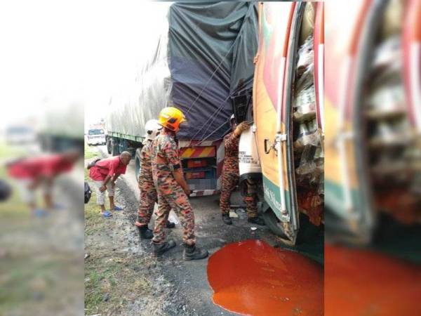 Bomba mengambil masa 20 minit keluarkan kedua-dua mangsa yang tersepit. FOTO: JBPM JOHOR