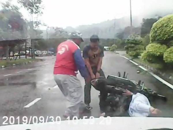 Suami Fatin dan seorang pak cik bertindak memberi bantuan segera kepada mangsa.