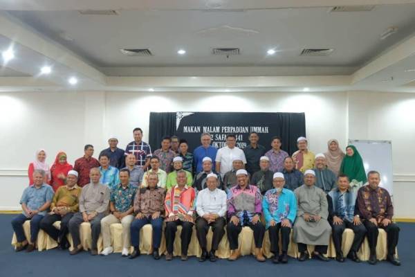 Barisan kepimpinan tertinggi Pas dan UMNO Terengganu mengadakan pertemuan di Hotel Permai malam tadi. -Foto Facebook Dewan Pemuda Pas Terengganu