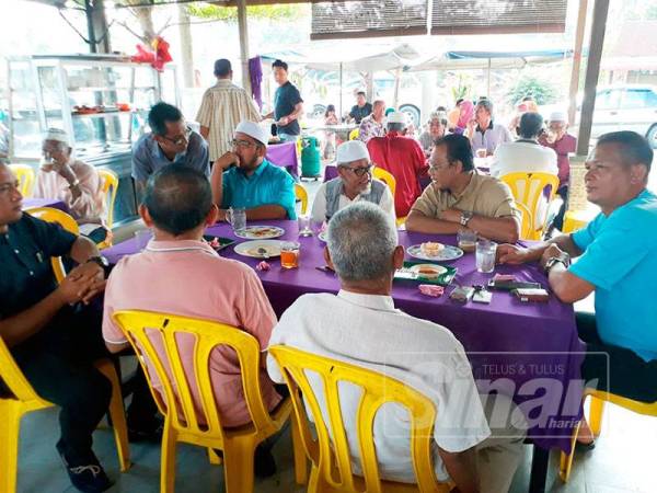 Andansura bersama Mohd Zakhwan mendekati masyarakat dalam satu program di DUN Tahan sempena Siri jelajah lapan ADUN Pas di Parlimen Jerantut, kelmarin.