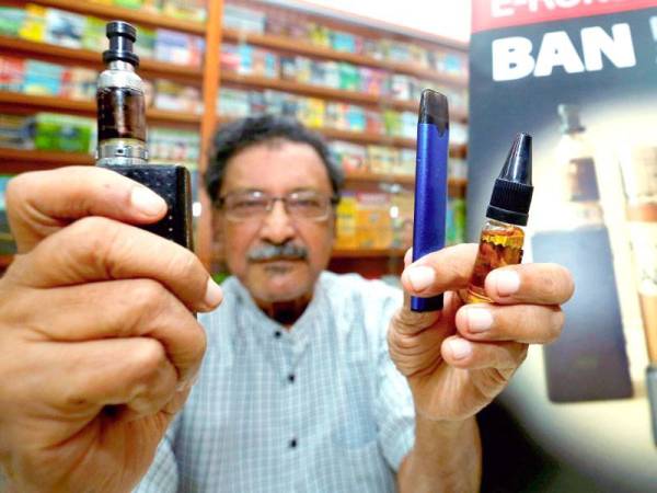 Mohideen menunjukkan vape dan e-rokok yang menjadi kegilaan orang ramai termasuk pelajar sekolah.