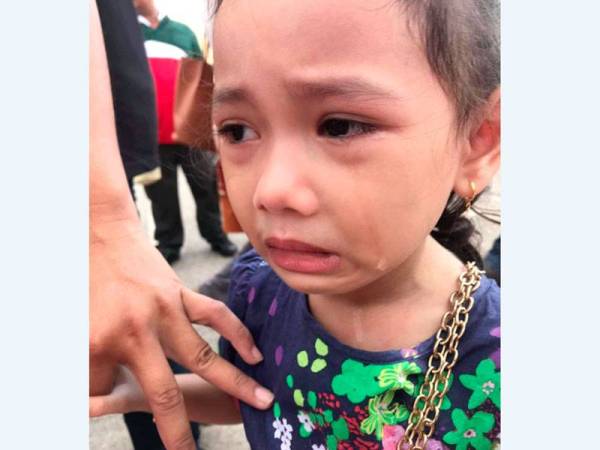 Siti Haryani menerima kecaman daripada netizen gara-gara dirinya hanya berkongsi cerita mengenai rantai leher anak perempuannya yang diragut individu tidak dikenali ketika berkunjung ke pesta Jom Heboh, Ahad lalu untuk memberi pengajaran kepada orang ramai.