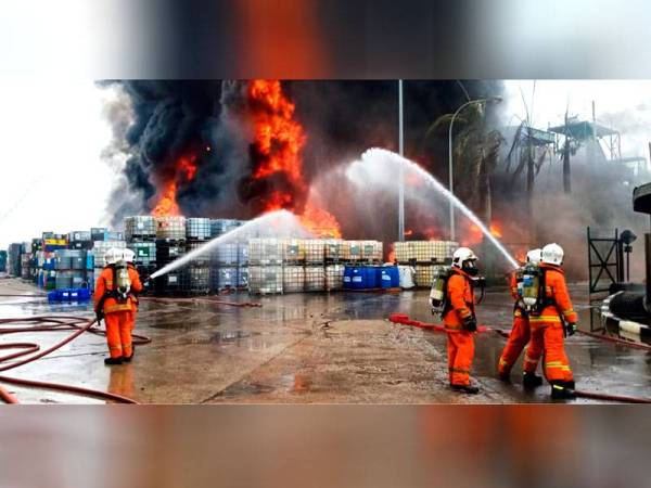 Keadaan stor Pusat Kualiti Alam Sdn Bhd yang terbakar.
