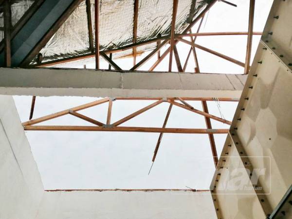 Keadaan bumbung bangunan tercabut di PPR Desa Rejang semalam.