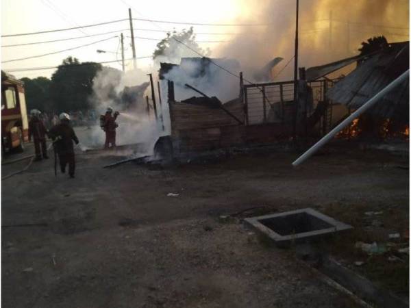 Lima unit kedai dan tiga buah rumah terbakar dalam kejadian yang berlaku di Jalan Kebun pagi tadi. - Foto JBPM Selangor