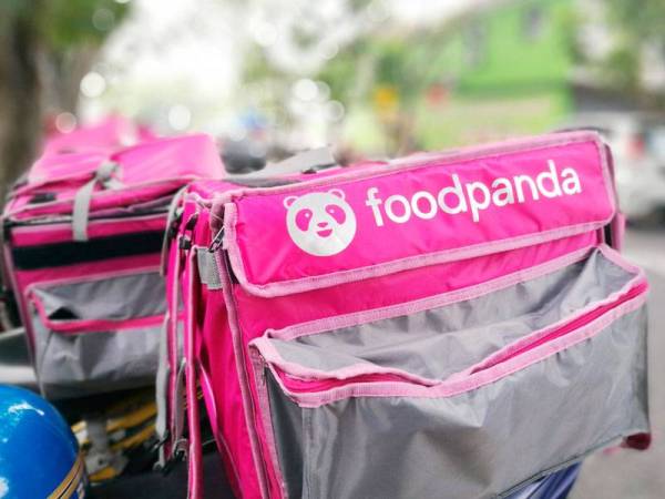 Penghantar makanan Foodpanda bersiap sedia membuat penghantaran makanan kepada pelanggan.