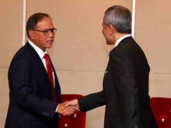 Pertemuan kedua setelah Wan Rosdy (kiri) mengetuai delegasi Pahang menghadiri seminar pelaburan di Singapura.- Foto FB Wan Rosdy