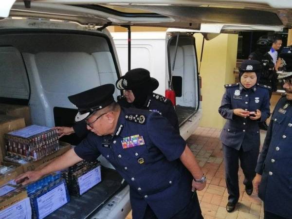 Paddy menunjukkan antara rokok yang dirampas Kastam dalam Ops Tampal di sekitar Lembah Klang baru-baru ini.