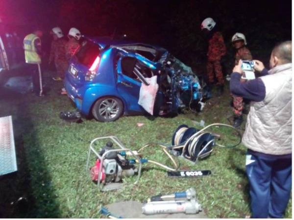 Keadaan kenderaan mangsa sejurus kemalangan di Kilometer 134 Jalan Kuantan-Seremban awal pagi tadi.