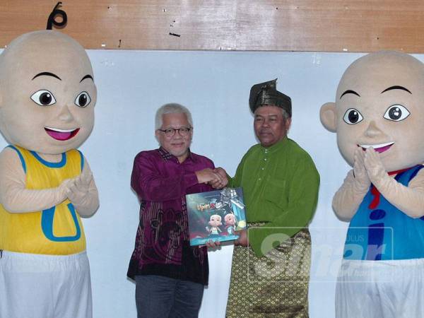 Datuk Hussamuddin Yaacub menerima cenderamata daripada Burhanuddin Md Radzi pada Pelancaran Buku Konsep Seni & Visual Filem Animasi yang pertama di Malaysia Upin & Ipin: Keris Siamang Tunggal di Universiti Kuala Lumpur,Kuala Lumpur.- Foto Sinar Harian/ZAHID IZZANI