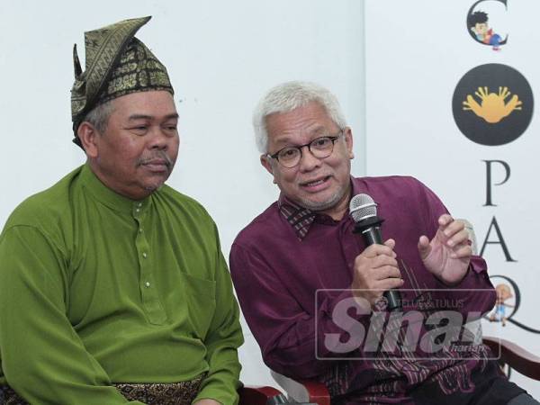 Datuk Hussamuddin Yaacub bersama Burhanuddin Md Radzi mengadakan sidang media selepas Pelancaran Buku Konsep Seni & Visual Filem Animasi yang pertama di Malaysia Upin & Ipin: Keris Siamang Tunggal di Universiti Kuala Lumpur,Kuala Lumpur.- Foto Sinar Harian/ZAHID IZZANI