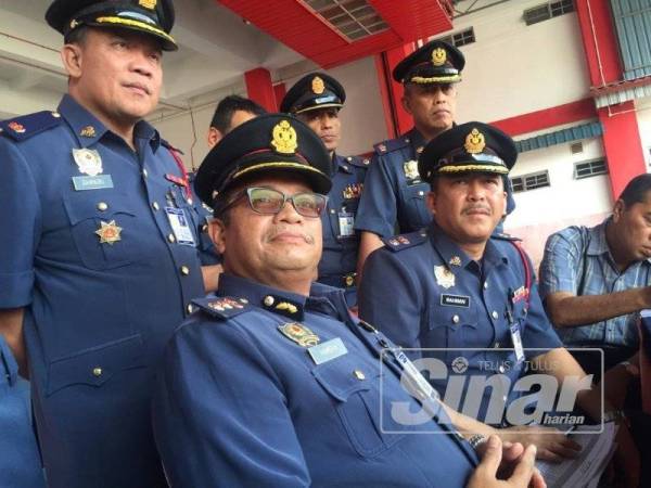 Hamdan (kanan) pada sidang media hari ini.