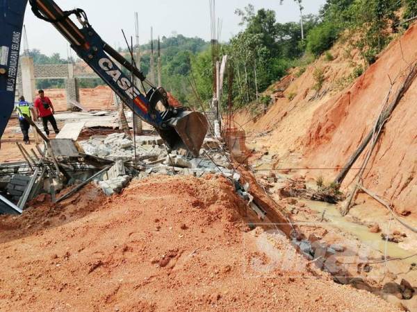 Struktur rumah bersebelahan sungai buatan turut dirobohkan.