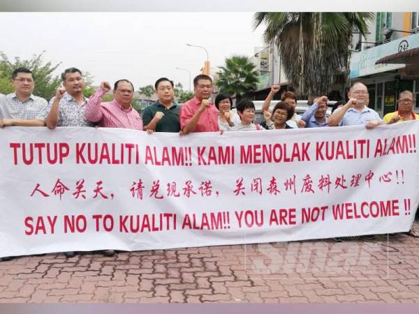 Sebahagian AJK Biro Kempen Masyarakat Sivik dan penduduk di Sendayan mendesak kerajaan negeri menutup Pusat Kualiti Alam segera.