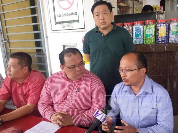 Suhairi (kiri) Siow Koi Voon (tengah) dan Ng Kian Nam (berdiri) semasa sidang media hari ini.