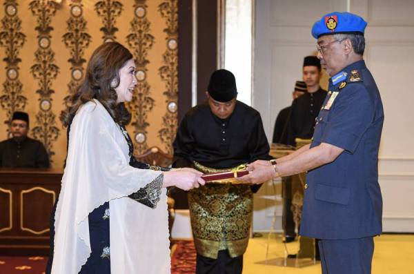 Baginda berkenan menyerahkan Watikah Pelantikan kepada Duta Besar Malaysia ke Republik Peru Fenny Anak Nuli pada Istiadat Penyerahan dan Penerimaan Watikah Pelantikan dan Majlis Menghadap Bakal Ketua-Ketua Perwakilan Malaysia ke Luar Negara dan Bakal Ketua-Ketua Perwakilan Asing ke Malaysia di Istana Negara hari ini. - Foto Bernama
