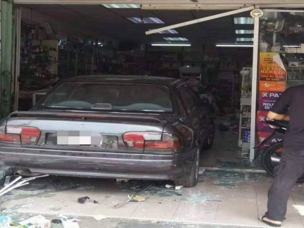 Gambar kereta rempuh kedai gambar tular di laman sosial.