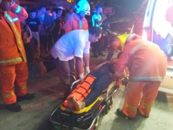 Mangsa kemalangan yang cedera dibawa ke Hospital Pasir Mas untuk dapatkan rawatan lanjut.