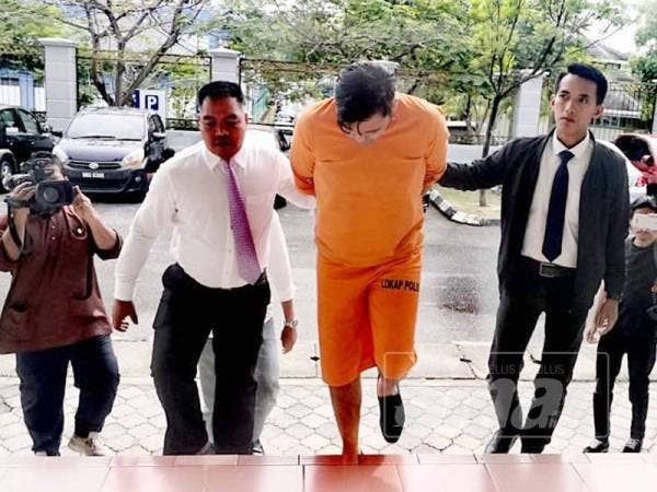 Tertuduh diiring polis di mahkamah hari ini.