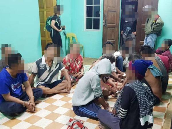 Antara warga asing yang ditahan Imigresen dalam Operasi Bersepadu bersama APMM di Pulau Ketam, Klang, semalam.