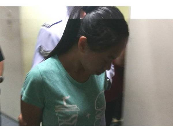 Tertuduh ketika dibawa keluar dari mahkamah selepas pendakwaan.