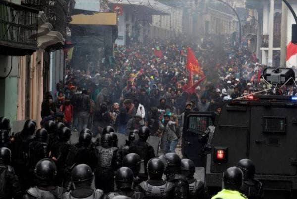 Penunjuk perasaan bertempur dengan polis di bandar Quito, semalam. - Foto Agensi