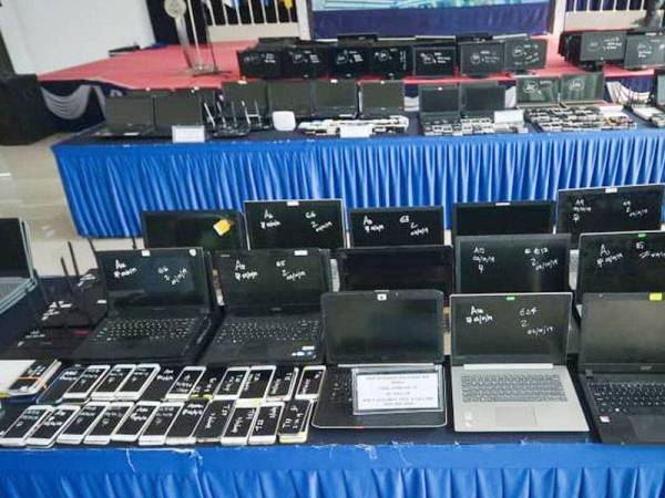 Mazlan (tiga dari kiri) menunjukkan barang-barang rampasan pada sidang media Kejayaan Polis Kuala Lumpur dalam memerangi Perjudian dalam talian (calling centre) di IPK KL hari ini. - FOTO SHARIFUDIN ABDUL RAHIM
