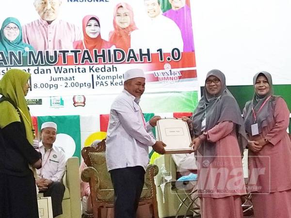 Pengarah Jawatankuasa Pelaksanaan Himpunan Muttahidah 1.0, Datuk Siti Aishah Ghazali (dua dari kanan) menyerahkan cenderamata kepada Tuan Ibrahim (dua dari kiri) selepas Himpunan Muttahidah di Kompleks Pas Kedah, Batu 9 di sini hari ini.