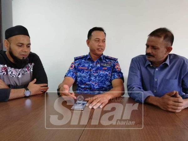 WAN Mohd Hafizam (tengah) bersama rakan yang juga Pengerusi Kelab Bersatu Ampang, Syed Kabeer Rifaiee K Hamzah (kanan) dan Mohammad Zakariyya Zearat Khan ketika ditemui Sihat:Aktif di Ampang baru-baru ini. 