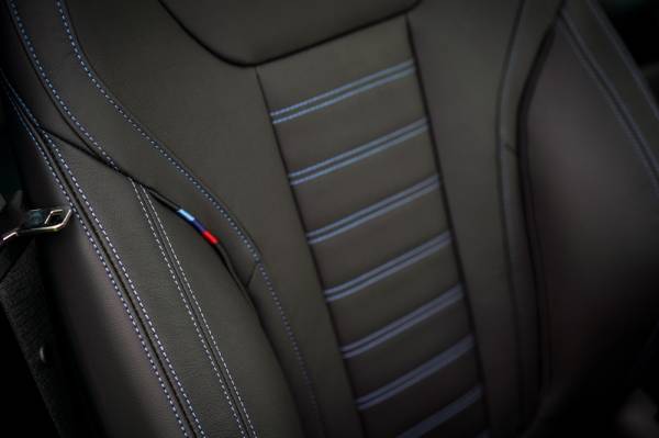 KEMASAN kerusi kulit dengan jahitan benang biru.