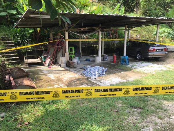 Mangsa disahkan maut di lokasi kejadian di Kampung Melayu Seri Gombak, Gombak hari ini.