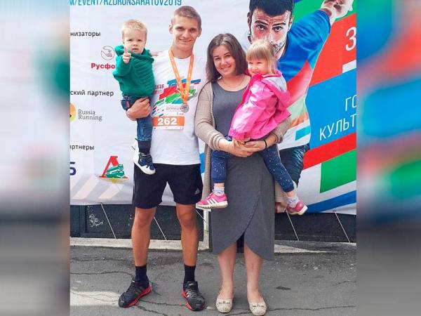 Gambar kenangan Mikhailov dan Irina bersama dua anak mereka. - Foto Agensi