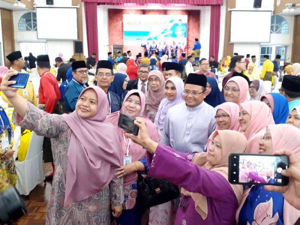 Amirudin beramah mesra bersama warga pendidik pada Majlis Apresiasi Menteri Besar Selangor bersama Majlis Guru Besar Selangor bertempat di Dewan Megawati, Kediaman Rasmi Menteri Besar Selangor di sini hari ini.