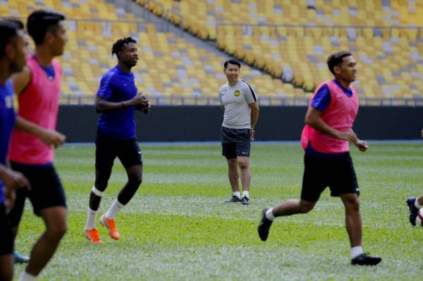 Cheng Hoe (dua, kanan) memerhatikan pemain pasukan bola sepak kebangsaan menjalani sesi latihan menjelang Perlawanan Antarabangsa Tier 1 bertemu Sri Lanka di Stadium Nasional Bukit Jalil hari ini. - Foto Bernama