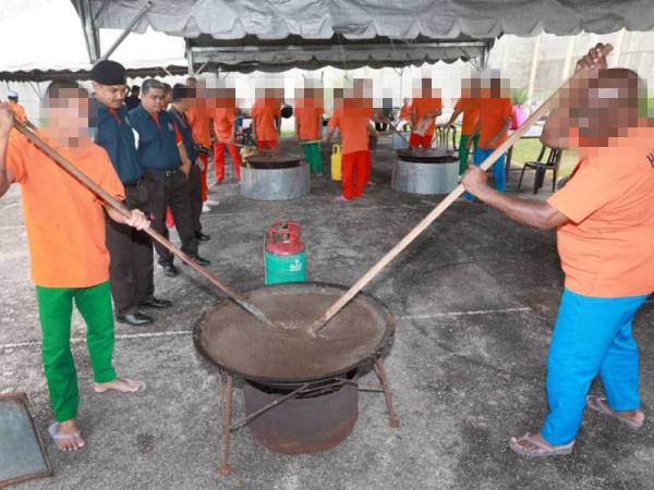 penghuni penjara yang menyertai program memasak bubur asyura.