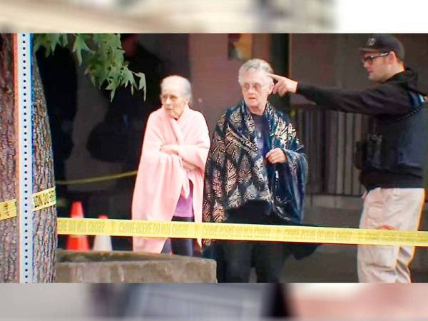 Sebahagian warga emas di arah keluar menyelamatkan diri dalam insiden tembakan itu. - Foto Twitter FOX 12