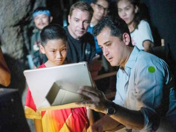 Tom Waller memberi penerangan kepada pelakon The Cave. - Foto De Warrenne Pictures