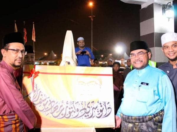 Menteri di Jabatan Perdana Menteri, Datuk Seri Mujahid Yusof (dua dari kanan) ketika menyempurnakan gimik perasmian Karnival Ummatic 2.0 di sini hari ini.