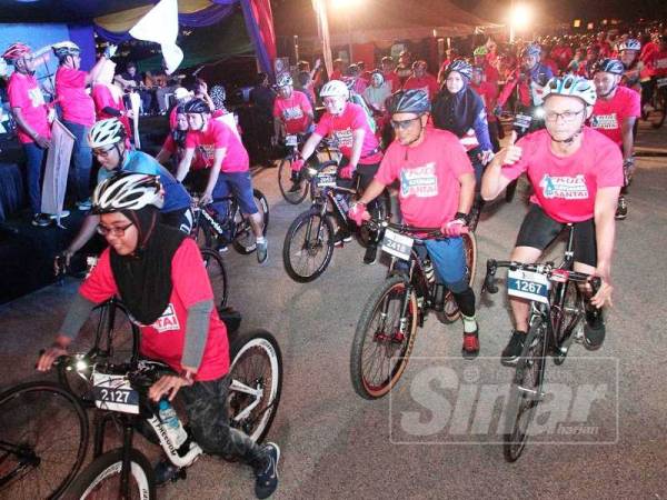 Sivarasa mengibarkan bendera sebagai simbolik pelepasan Kayuhan Santai Karnival KUD@KPLB Putrajaya 2019 anjuran Kementerian Pembangunan Luar Bandar di Persiaran Flora Cyberjaya. - Foto ZAHID IZZANI