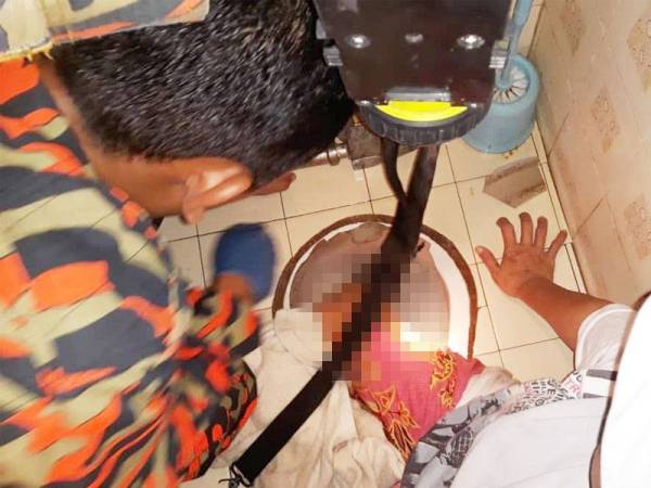 Anggota bomba berusaha menyelamatkan wanita akibat kakinya tersangkut dalam mangkuk tandas.