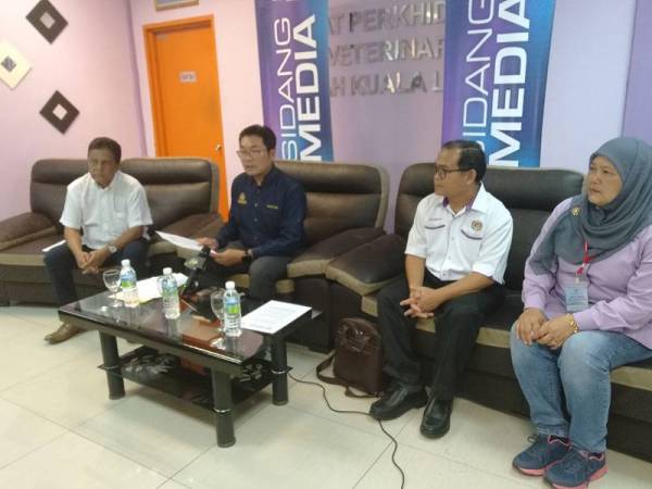 Tze Tzin (dua dari kiri) bersama Ketua Pengarah Perkhidmatan Veterinar, Datuk Dr Quaza Nizamuddin Hassan Nizam ketika sidang akhbar selepas latihan simulasi semalam.