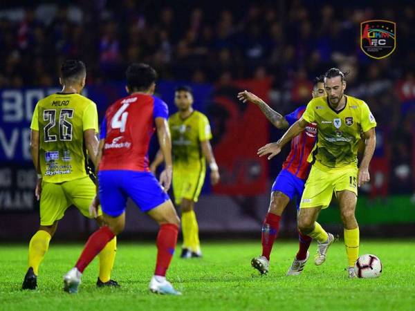 Aksi dua pemain import UKM FC, Milad Zeneyedpour (kiri) dan Mateo Roskam cuba melepasi halangan yang dilakukan pemain JDT pada perlawanan final pertama Piala Cabaran di Stadium Majlis Perbandaran Pasir Gudang. FOTO: UKM FC