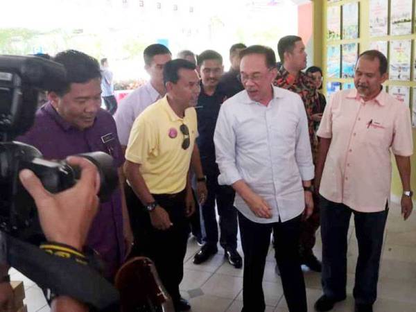 Anwar sebaik tiba di Sekolah Kebangsaan Intan Perdana.