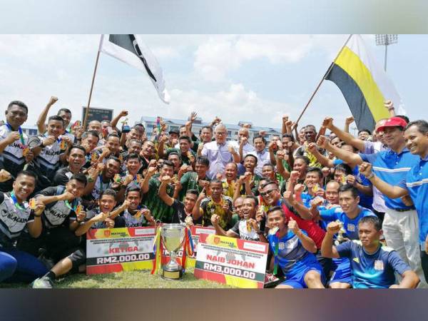Hamdan bersama pemenang Kejohanan Bola Sepak Piala Ketua Pengarah JBPM Tahun 2019 di sini hari ini.