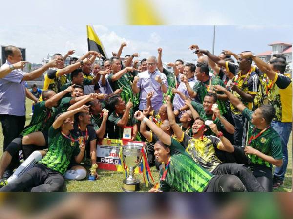 Hamdan bersama pasukan Perak yang muncul juara Kejohanan Bola Sepak Piala Ketua Pengarah Jabatan Bomba dan Penyelamat Malaysia (JBPM) 2019.