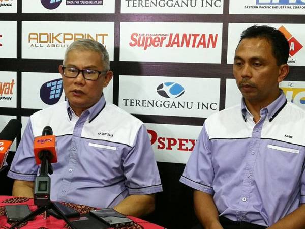 Hamdan (kiri) pada sidang media penutup Kejohanan Bola Sepak Piala Ketua Pengarah JBPM 2019 di Stadium Sultan Ismail Nasiruddin Shah hari ini.