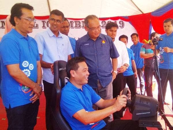 Kok Kiew menyempurnakan gimik perasmian Karnival ICT Majlis Bandaraya Melaka Bersejarah (MBMB) di Dataran Bandaraya MBMB di Ayer Keroh, di sini hari ini.