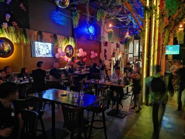 Pusat hiburan itu menyediakan hiburan berkonsepkan karaoke bagi menarik pelanggan.