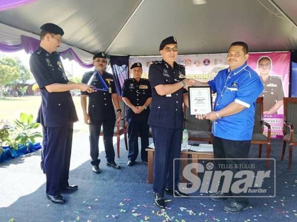 Mohamad menyampaikan sijil penghargaan kepada Pengerusi Persatuan Penduduk Taman Desa Kolej, Kamarul Hisam Mustafa selepas merasmikan Majlis Pelancaran Taman Angkat Amanita Kontinjen Negeri Sembilan.